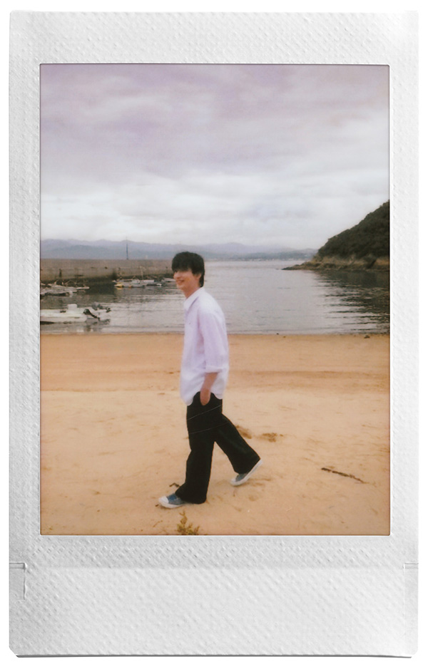 写真展に展示する、砂浜を歩く櫂を写したチェキプリント™