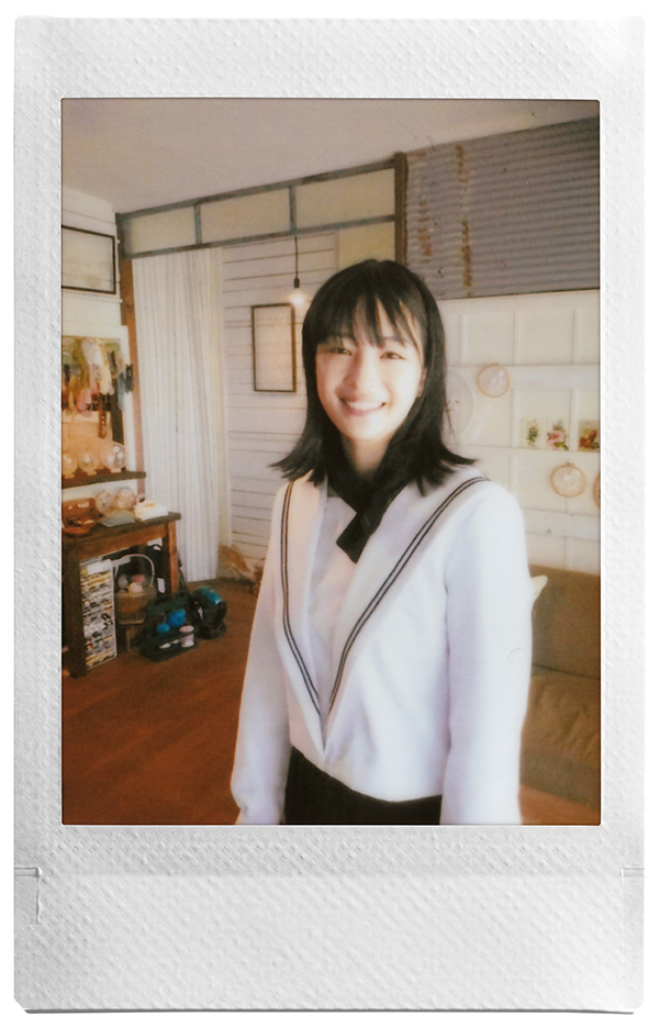 写真展に展示する、制服を着た暁海を写したチェキプリント™