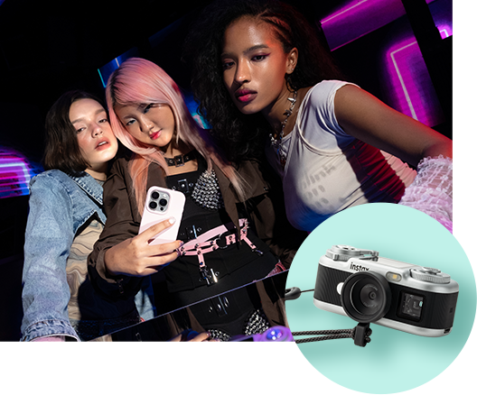 角度調整アタッチメントを取り付けたinstax Pal 2™と、アタッチメントを使って撮影した写真。