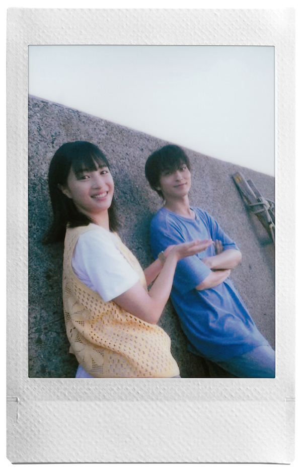 写真展に展示する、櫂と暁海の2ショットのチェキプリント™