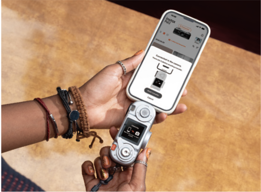 USB Type-Cポートでスマートフォンに接続されたinstax Pal 2™の画像。