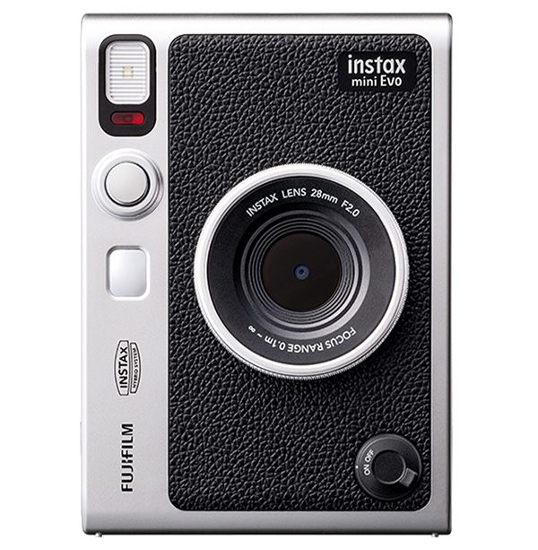 シルバーと黒を基調としたインスタントカメラ「instax mini Evo™」。