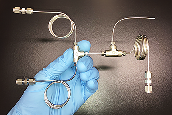 フロー合成では、内径が数百マイクロメートルから数ミリメートルの細い管の中で反応を行います。フロー合成は、品質向上、コストダウン、フレキシブルな生産、低環境負荷のすべての面に価値をもたらす製造プロセスです。