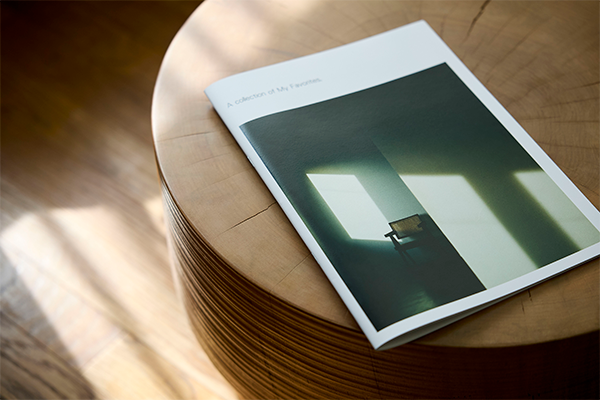 木目調の台の上にある「FUJICOLOR ARTBOOK」