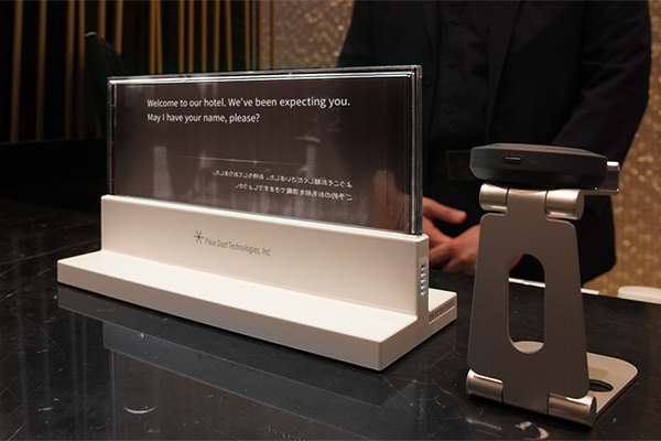 アートホテル大阪ベイタワーさま 透明翻訳ディスプレイ「VUEVO Display」活用事例