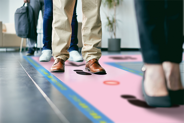 床面に設置された誘導サインのイメージ