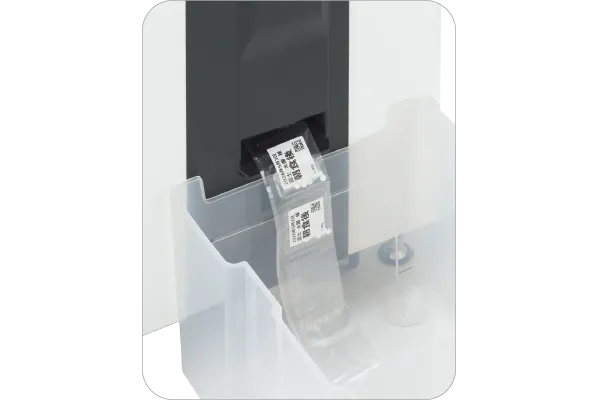 ラベルが貼られた分包品が「PROOFIT 1D Ⅲ」本体から排出されています。