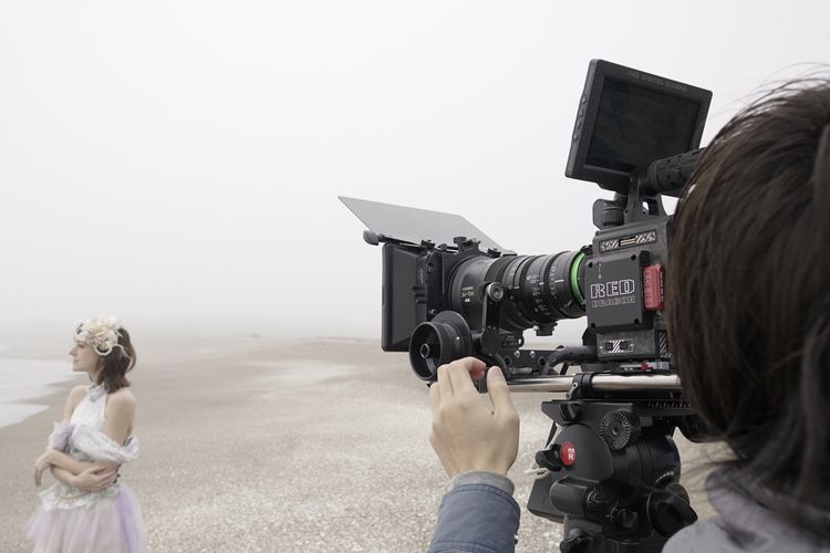 [foto] Un camarógrafo filmando a una mujer en la playa