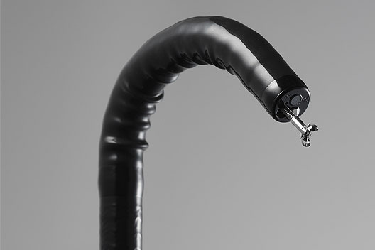 [photo] Punta flexible del endoscopio doblada hacia abajo con las pinzas sobresaliendo