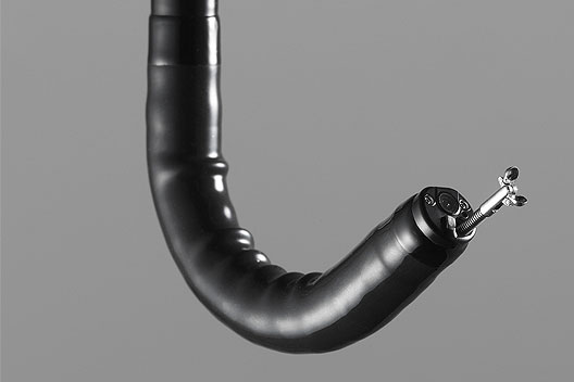 [photo] Punta flexible del endoscopio doblada hacia arriba con las pinzas sobresaliendo