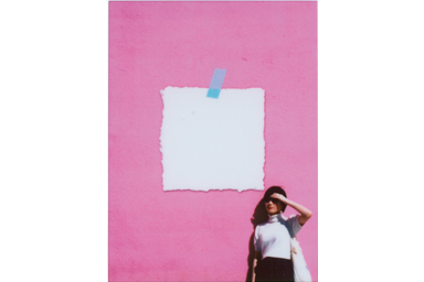 [photo] Note frame added to a photo of a girl against a pink wall