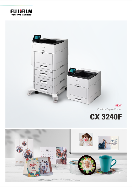 Capa da brochura da impressora Fujifilm CX3240F. A parte superior apresenta uma imagem elegante da impressora, enquanto a secção inferior mostra exemplos de materiais impressos, como cartões de felicitações personalizados, artigos fotográficos e outros produtos personalizados, destacando a versatilidade e a saída de alta qualidade da impressora.