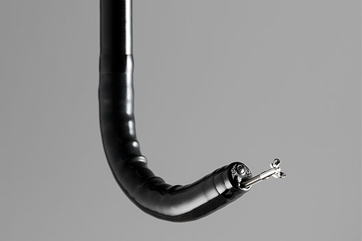 [photo] Punta flexible del endoscopio doblada hacia arriba con las pinzas sobresaliendo