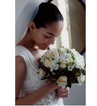 [image]Un-enhanced photo of bride holding bouquet