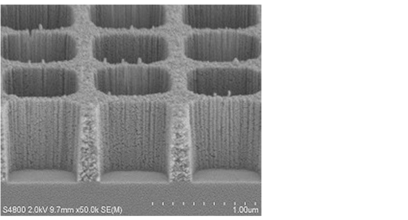 Cross-sectional view of a grid structure in a low-refractive material that has been dry-etched.