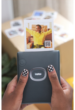 [Image]Print an INSTAX print with a QR code.