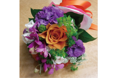 Normal brightness Image of flower bouquet on table