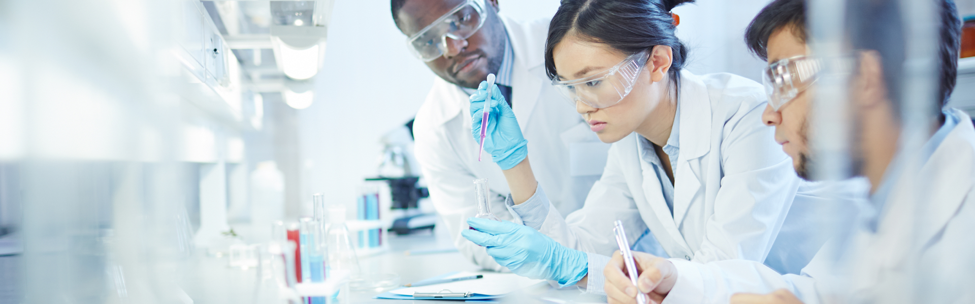 [photo] Scientists in lab setting