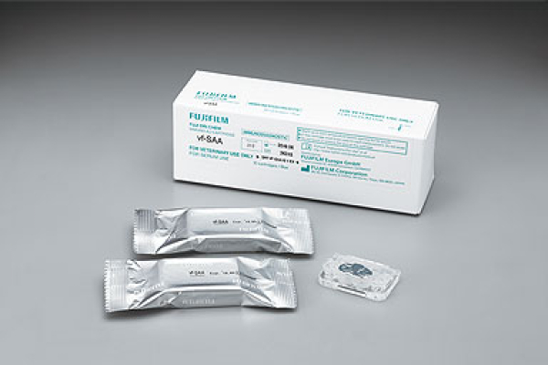 [photo] A pack of vf-SAA (Serum amyloid A) with some cartridges on a table